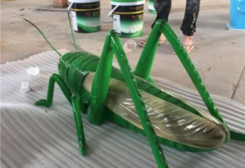 蟈蟈雕塑廠家，仿真昆蟲擺件，玻璃鋼彩繪蟈蟈雕塑