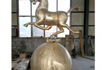 馬踏球雕塑廠家，城市動(dòng)物小品，現(xiàn)代馬踏球雕塑制作