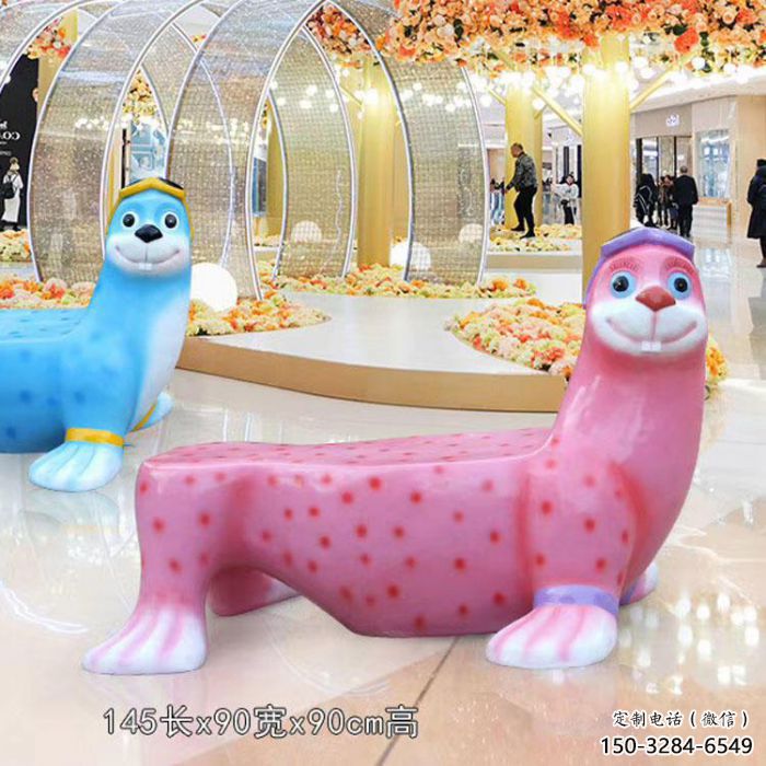 犀牛座椅雕塑廠家，商場(chǎng)景觀擺件，玻璃鋼座椅雕塑廠