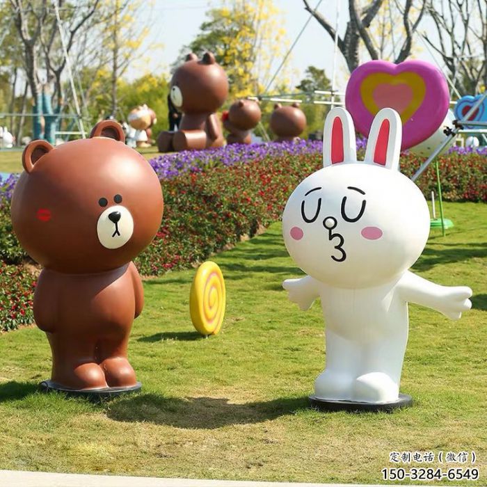 操場布朗熊雕塑，彩繪卡通雕塑，玻璃鋼動漫雕塑制造