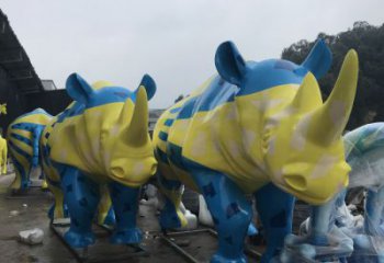 售樓部犀牛雕塑廠家，卡通景觀雕塑，彩繪題材