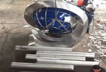 戶外地球雕塑點(diǎn)擊，圓雕體系，不銹鋼地球雕塑廠家