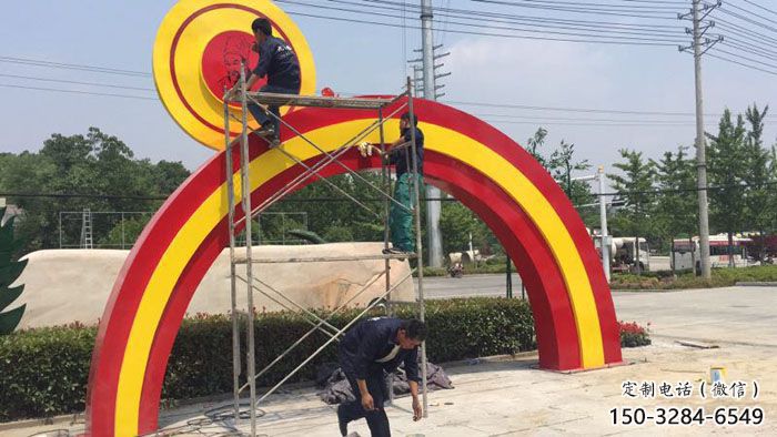 佛山烤漆拱門雕塑，彩虹圖案設(shè)計(jì)，不銹鋼大門雕塑實(shí)景