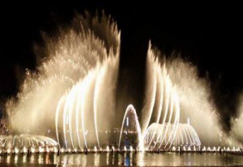 宜昌水景程控噴泉雕塑，高噴循環(huán)噴水方式設(shè)計制作