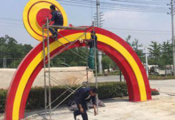 天橋烤漆拱門雕塑，彩虹圖案設計，不銹鋼大門雕塑實景