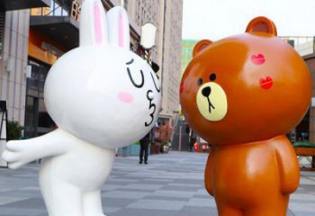 巴音郭楞步行街布朗熊雕塑，玻璃鋼動物雕塑，卡通方式